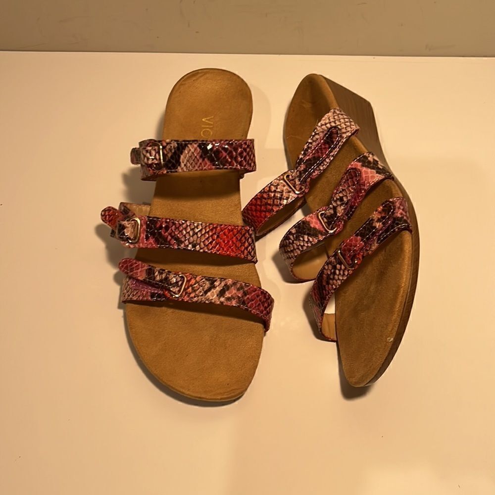 Vionic 2” animal print leather wedge heels